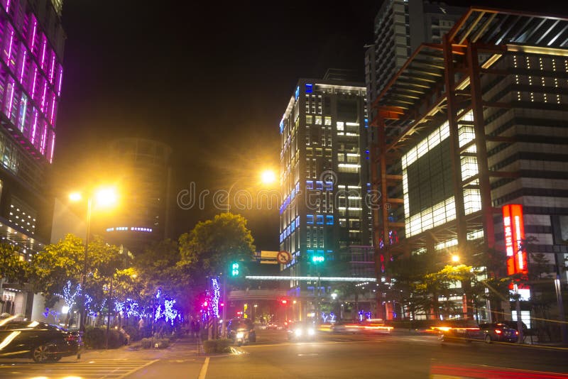 Rua da cidade de Taipei na noite com muitas luzes de néon