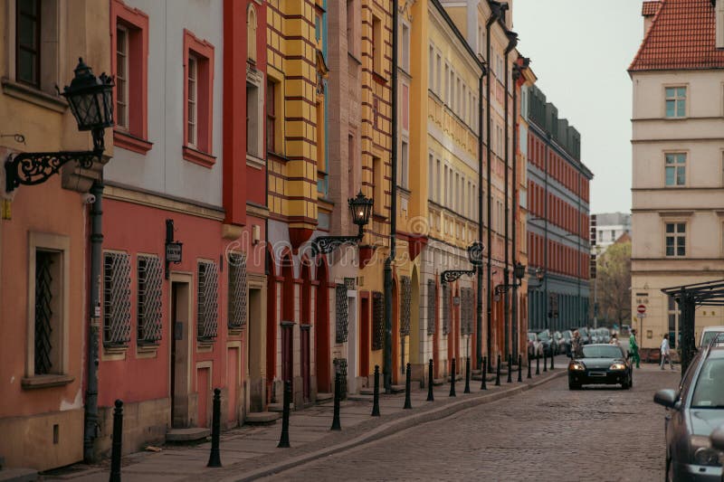 Rua da cidade movendo carros coloridos casas pavimentadas