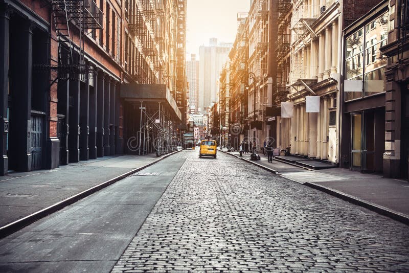 Rua de New York City Manhattan SoHo no fundo do tempo do por do sol