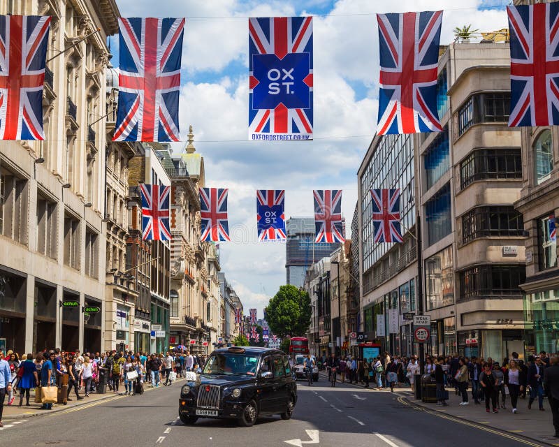 Rua de Oxford, união Jack Flags, Taxi' s e povos imagens de stock Rua de Oxford, união Jack Flags, Taxi' s e povos imagens de stock