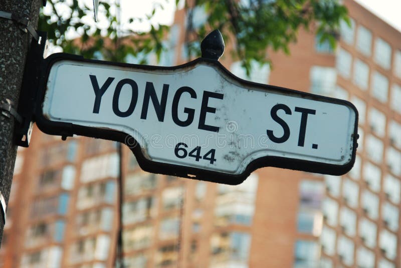 Rua de Yonge - a estrada a mais famosa em Canadá imagem de stock royalty free Rua de Yonge - a estrada a mais famosa em Canadá imagem de stock royalty free
