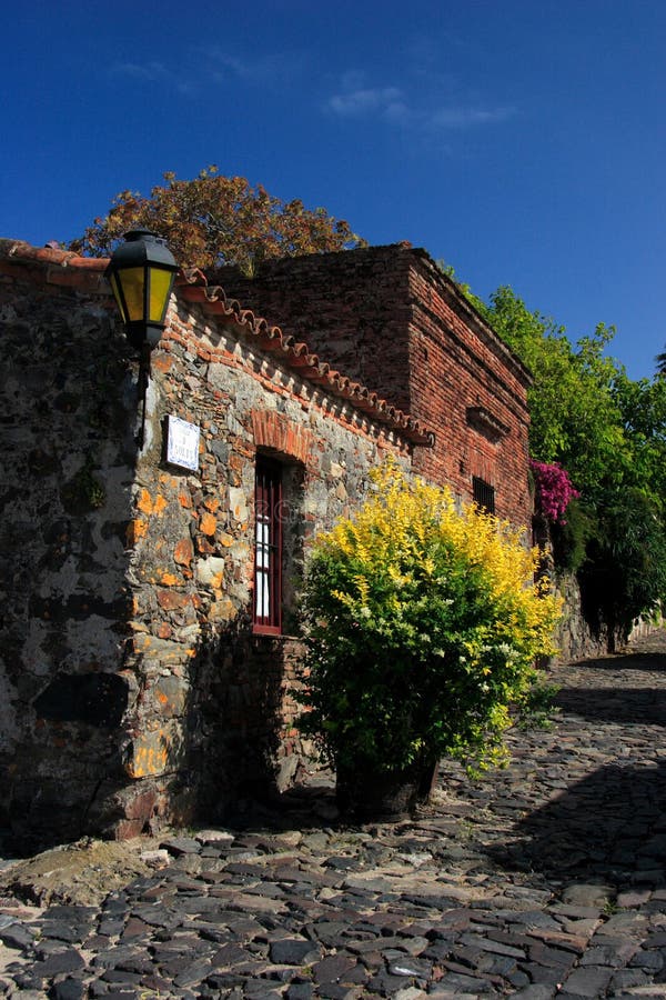 Rua do quarto histórico da cidade do del Sacramento de Colonia, Uruguai imagem de stock Rua do quarto histórico da cidade do del Sacramento de Colonia, Uruguai imagem de stock