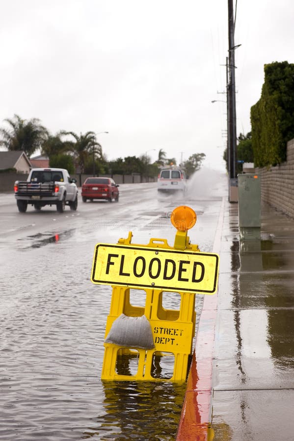 Rua e sinal inundados