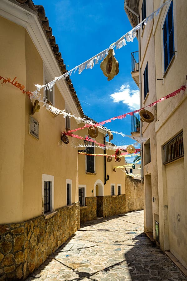 Rua estreita de passeio velha de Palma de Mallorca imagens de stock Rua estreita de passeio velha de Palma de Mallorca imagens de stock