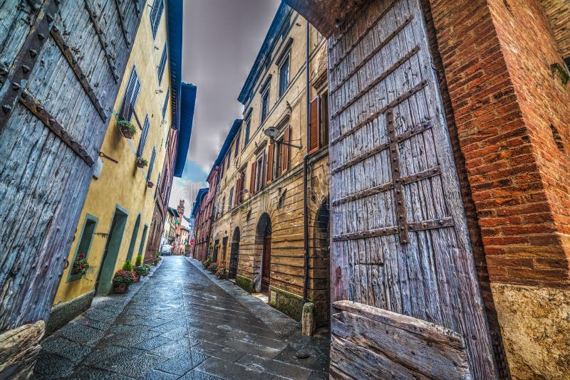 Rua estreita em Buonconvento foto de stock