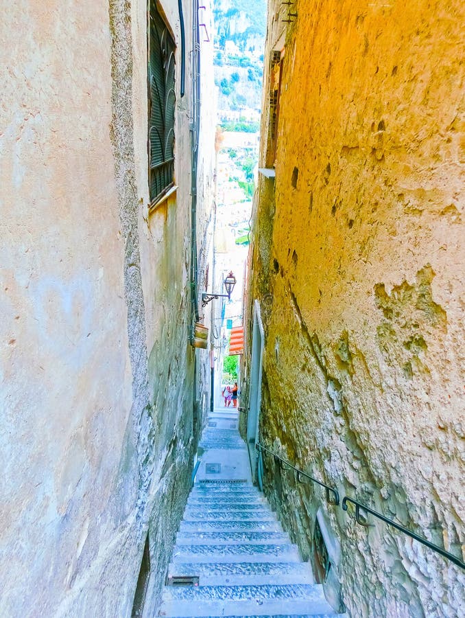 Rua italiana estreita em Positano, Itália imagens de stock Rua italiana estreita em Positano, Itália imagens de stock