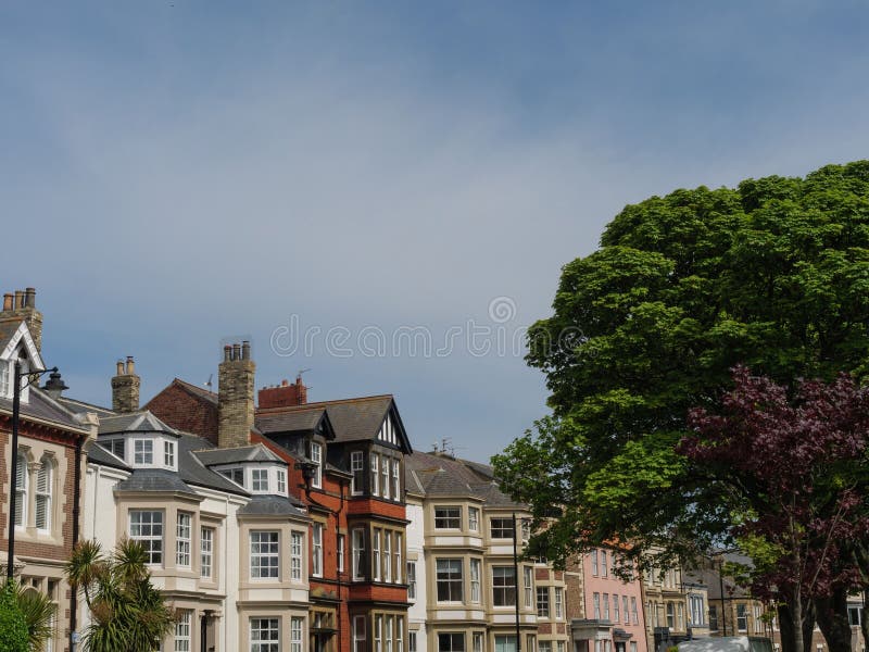 Rua movimentada com uma variedade de casas residenciais coloridas no reino unido de newcastle foto de stock