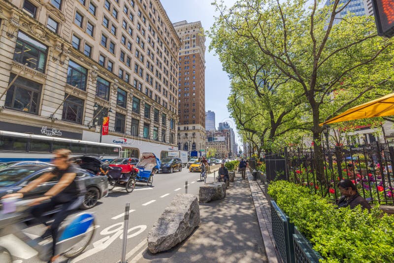 Rua movimentada no centro de manhattan nova cidade com ciclistas e pedestres e árvores verdes. imagens de stock