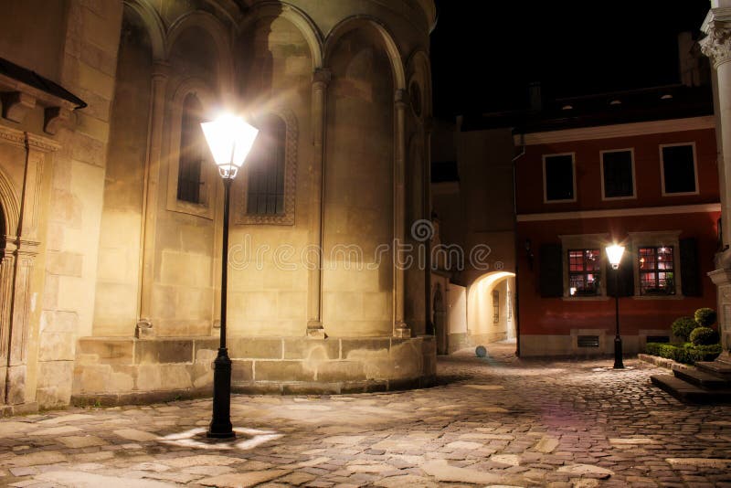 Rua na noite na cidade velha de Lviv, Ucrânia imagens de stock Rua na noite na cidade velha de Lviv, Ucrânia imagens de stock