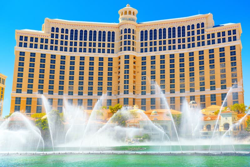 A rua principal de Las Vegas é a tira Casino, hotel e recurso Bellagio fotografia de stock A rua principal de Las Vegas é a tira Casino, hotel e recurso Bellagio fotografia de stock