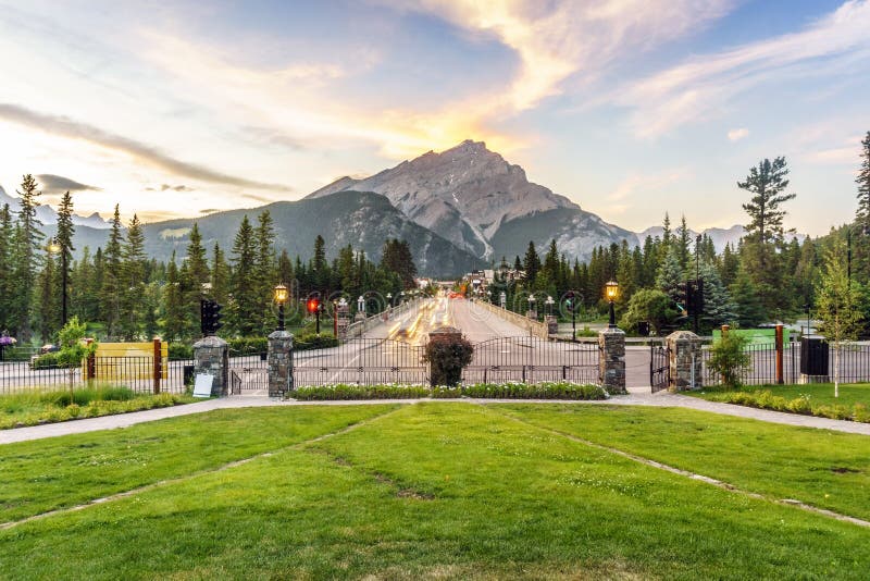 Rua principal em Banff com a montanha da cascata que eleva-se sobre a cidade, A imagens de stock Rua principal em Banff com a montanha da cascata que eleva-se sobre a cidade, A imagens de stock