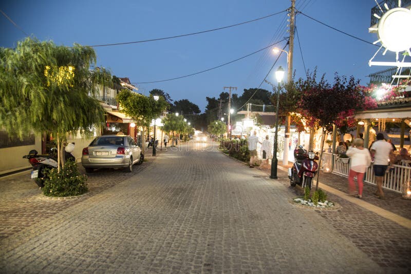 Rua principal na noite Skala Kefalonia Cephalonia imagens de stock Rua principal na noite Skala Kefalonia Cephalonia imagens de stock