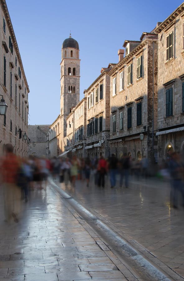 Rua principal no movimento--Dubrovnik, Croatia fotografia de stock Rua principal no movimento--Dubrovnik, Croatia fotografia de stock