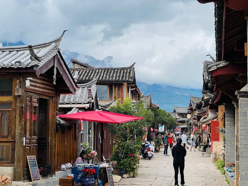 Rua rebentada na antiga cidade chinesa imagem de stock