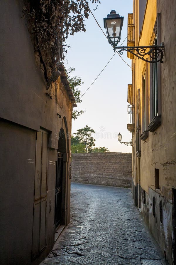 Rua rochoso estreita em Sorrento fotografia de stock Rua rochoso estreita em Sorrento fotografia de stock