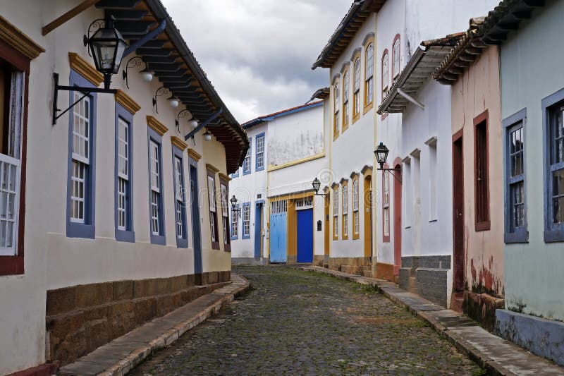 Rua Típica Da Cidade Histórica De Sao Joao Del Rei Conhecida Como Rua De  Casas Tortas Imagem Editorial - Imagem de arquitetura, estilo: 250284115