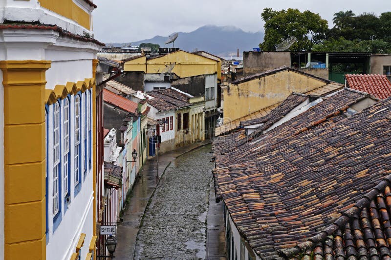 Rua Típica Da Cidade Histórica De Sao Joao Del Rei Conhecida Como Rua De  Casas Tortas Imagem Editorial - Imagem de arquitetura, estilo: 250284115