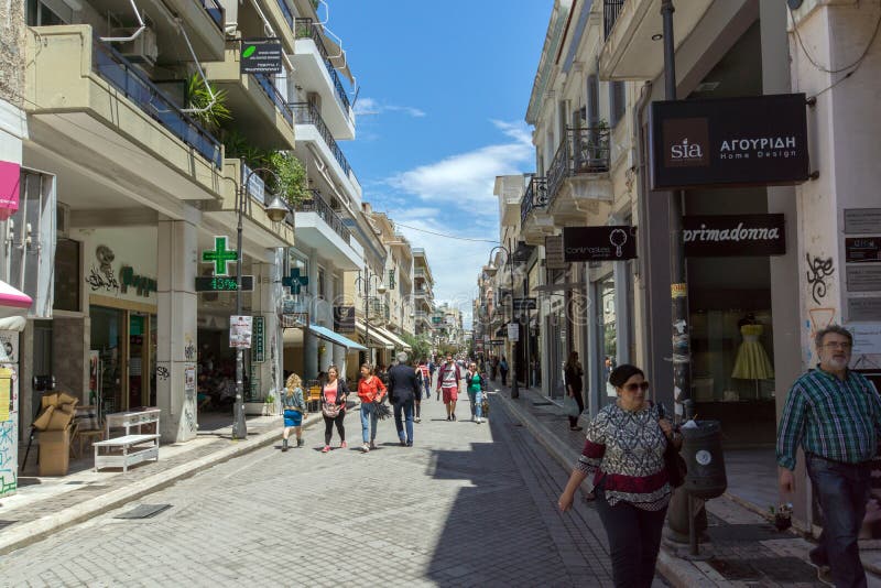 Rua típica em Patras, Peloponnese, Grécia ocidental fotos de stock Rua típica em Patras, Peloponnese, Grécia ocidental fotos de stock