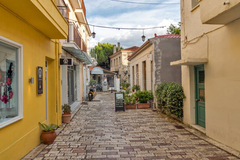Rua típica na cidade de Nafpaktos, Grécia ocidental imagens de stock Rua típica na cidade de Nafpaktos, Grécia ocidental imagens de stock