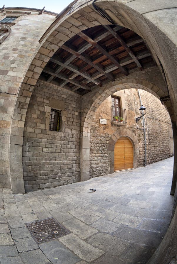 Rua velha no quarto gótico de Barcelona