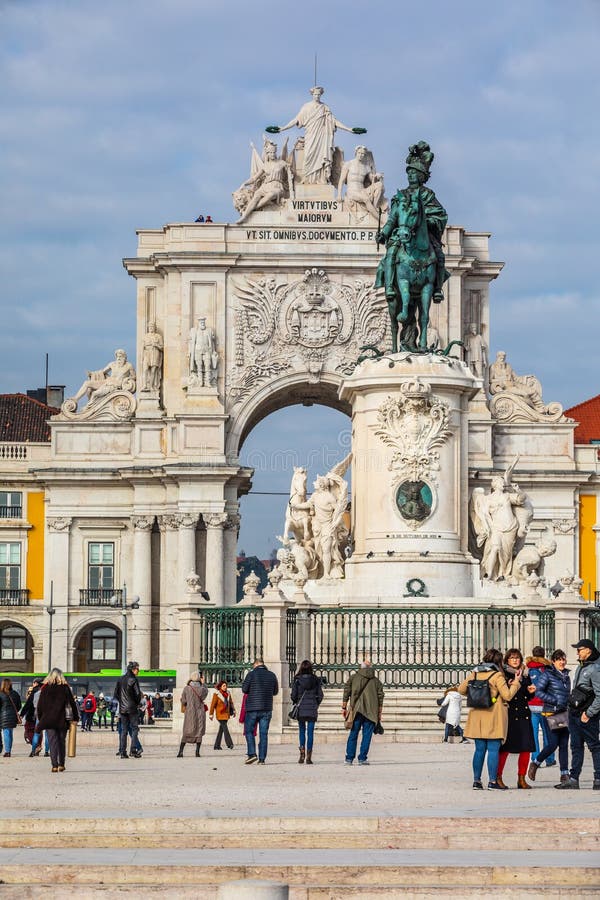 Ruaaugusta triomfantelijk Boog en Standbeeld van Koning José I in het historische centrum van de stad van Lissabon in Portugal royalty-vrije stock afbeelding Ruaaugusta triomfantelijk Boog en Standbeeld van Koning José I in het historische centrum van de stad van Lissabon in Portugal royalty-vrije stock afbeelding
