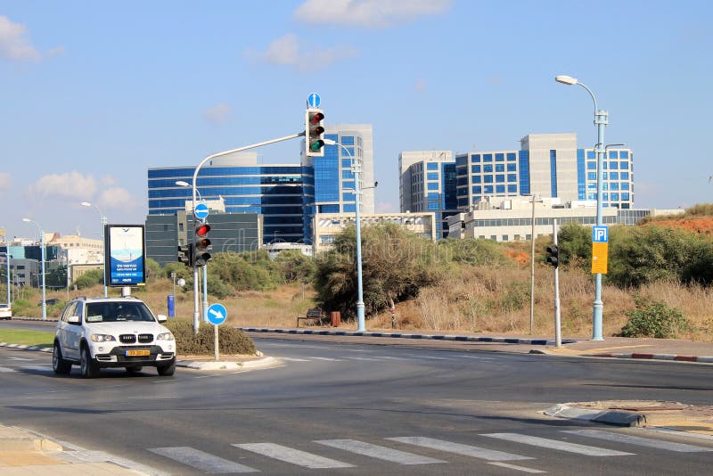 Ruas e construção moderna em Herzliya, Israel