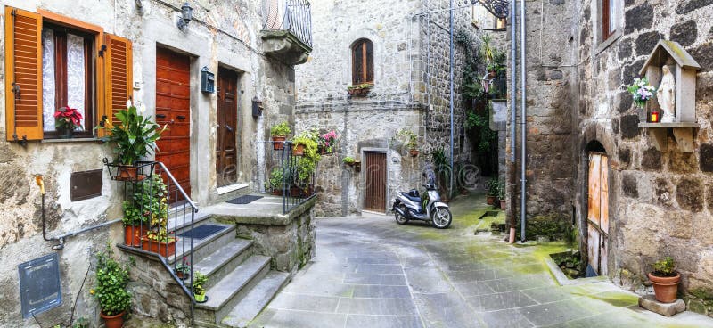 Ruas encantadores de vilas italianas velhas