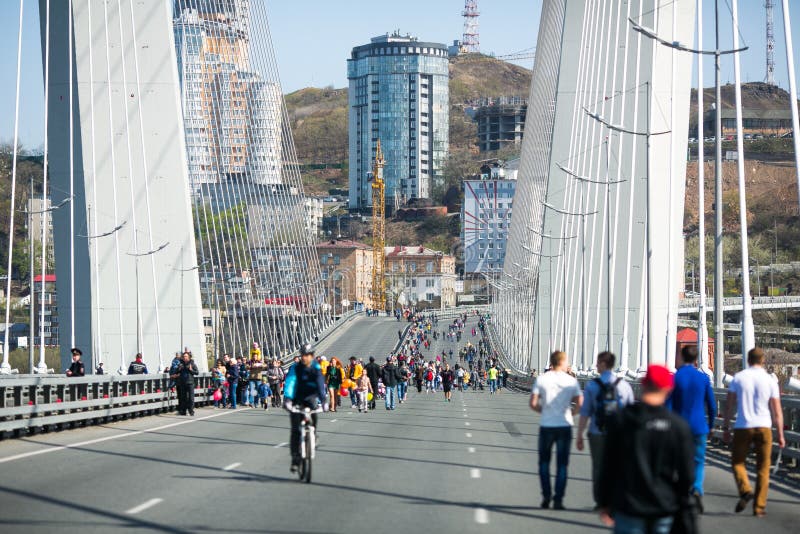 Ruas sobrepostas de Vladivostok Os povos andam ao longo das ruas centrais de Vladivostok e da ponte dourada foto de stock Ruas sobrepostas de Vladivostok Os povos andam ao longo das ruas centrais de Vladivostok e da ponte dourada foto de stock