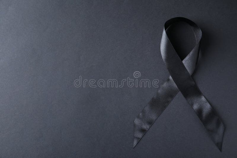 Ruban noir sur fond sombre, dessus avec espace de texte Symbole funéraire.