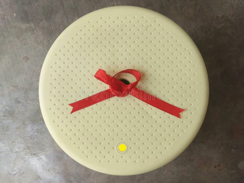 Ruban rouge sur surface ronde avec fond gris ancien. image horizontale.
