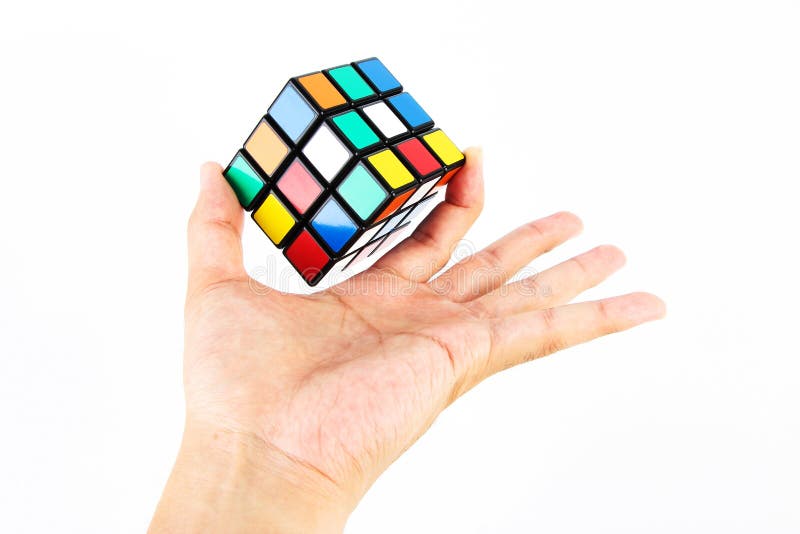 Pogo stick sprong zwart magnifiek Rubik s Cube in hand editorial photography. Image of editorial - 55171217
