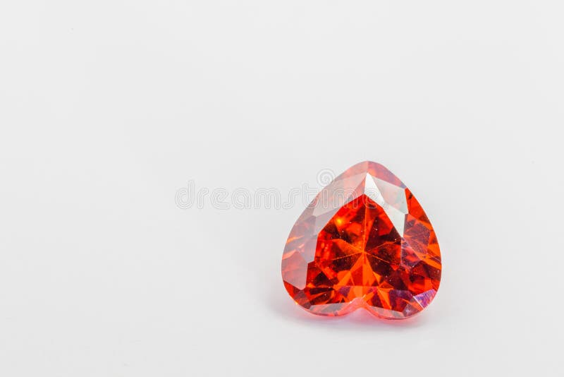 Rubingemstone i hjärtaform på vit bakgrund arkivbilder