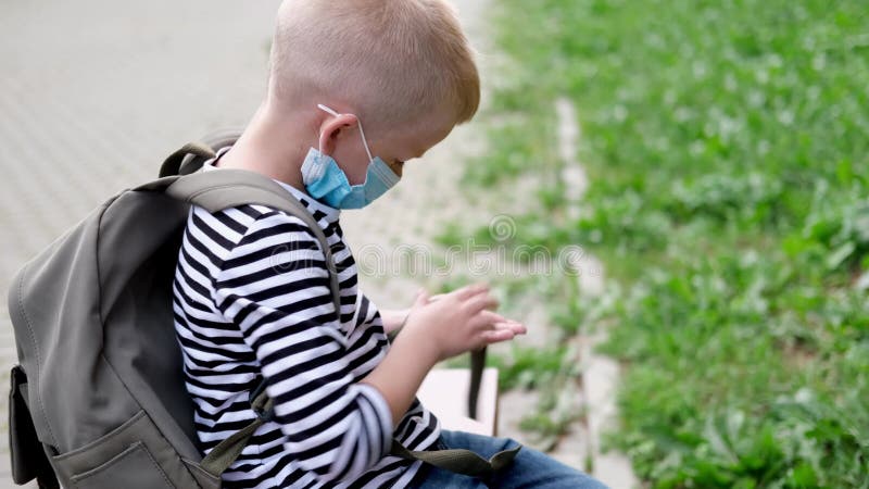 Pequeña Niña Rubia Con Una Mochila De La Escuela En Su Espalda