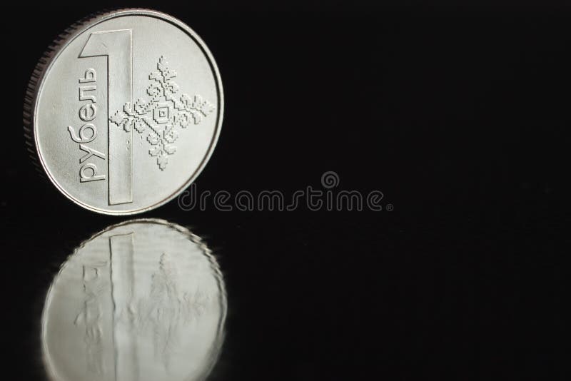 Rublo 2009 da moeda uma de Bielorrússia na borda no fundo preto com reflexão fotografia de stock royalty free Rublo 2009 da moeda uma de Bielorrússia na borda no fundo preto com reflexão fotografia de stock royalty free