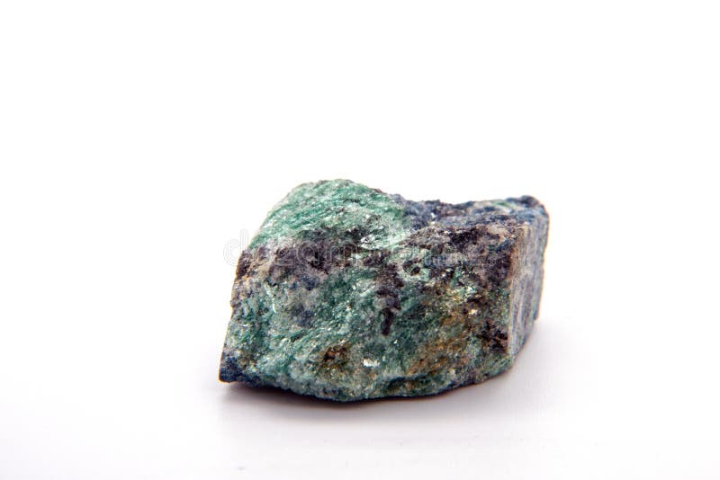 Robijn korund in groene Fuchsiet Monoliet specimen, mineraalsteen op witte achtergrond royalty-vrije stock afbeelding