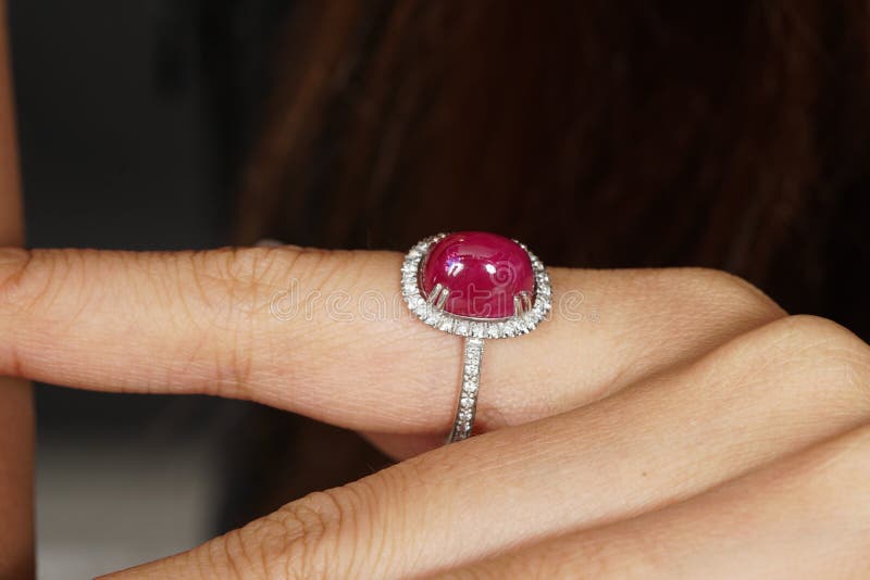 Ruby Diamond Ring op vrouwenhand royalty-vrije stock foto's Ruby Diamond Ring op vrouwenhand royalty-vrije stock foto's