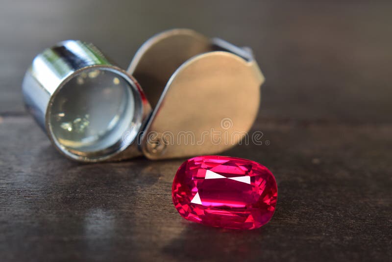 Ruby-edelstenen mooi en duur op de houten vloer voor juwelen