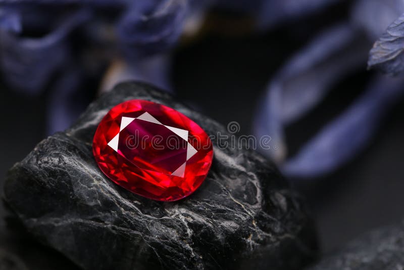 Ruby gemstone-skönhetsavskjutning royaltyfri bild