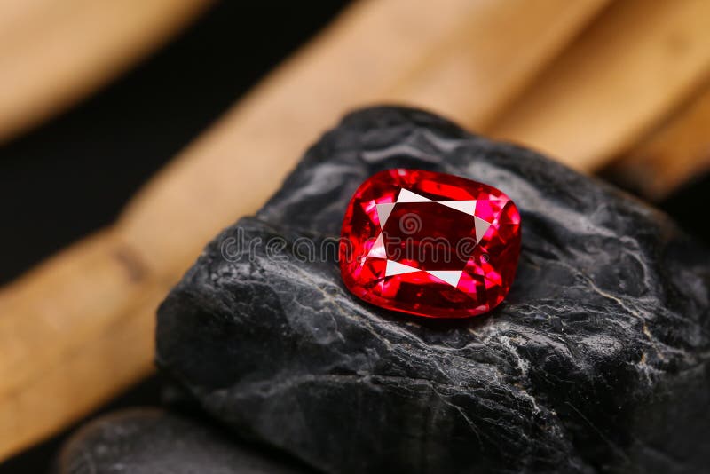 Ruby gemstone-skönhetsavskjutning arkivfoton
