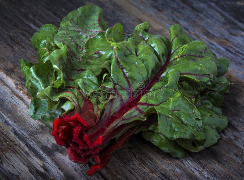 Ruby Swiss Chard rosso organico crudo fotografia stock libera da diritti Ruby Swiss Chard rosso organico crudo fotografia stock libera da diritti
