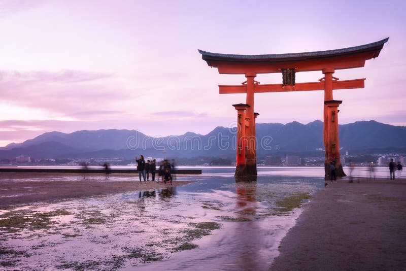 Ruch ludzie i przypływ przy sławną Torii bramą przy zmierzchem - Miyajima, Japonia fotografia stock Ruch ludzie i przypływ przy sławną Torii bramą przy zmierzchem - Miyajima, Japonia fotografia stock