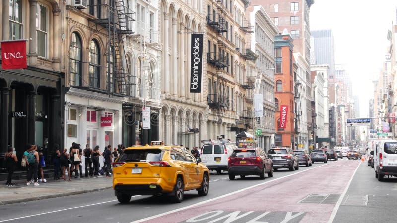 Ruch uliczny na Manhattanie w Nowym Jorku. Osoby żółte taksówki. Sklepy Soho na zakupy w USA. fotografia stock