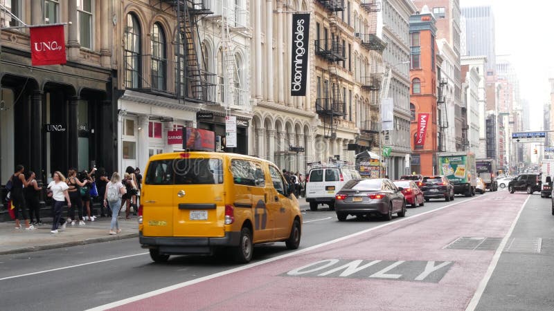 Ruch uliczny na Manhattanie w Nowym Jorku. Osoby żółte taksówki. Sklepy Soho na zakupy w USA. fotografia stock