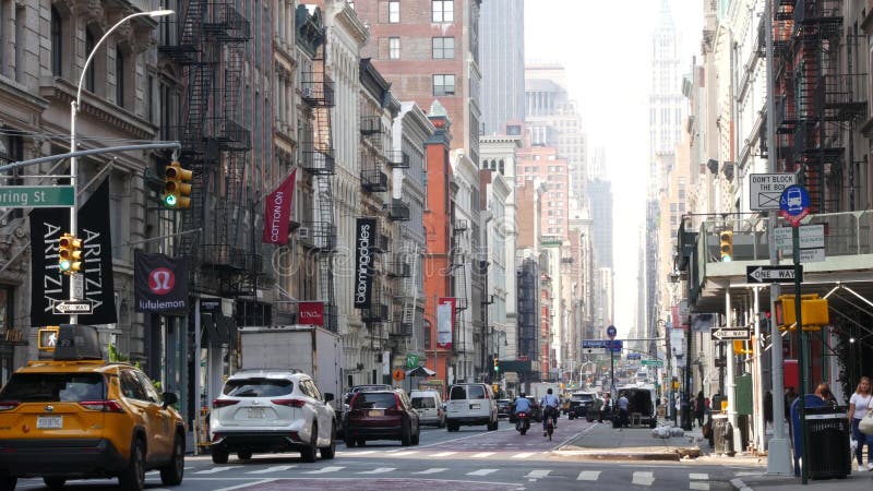 Ruch uliczny na Manhattanie w Nowym Jorku. Osoby żółte taksówki. Sklepy Soho na zakupy w USA. zdjęcie royalty free