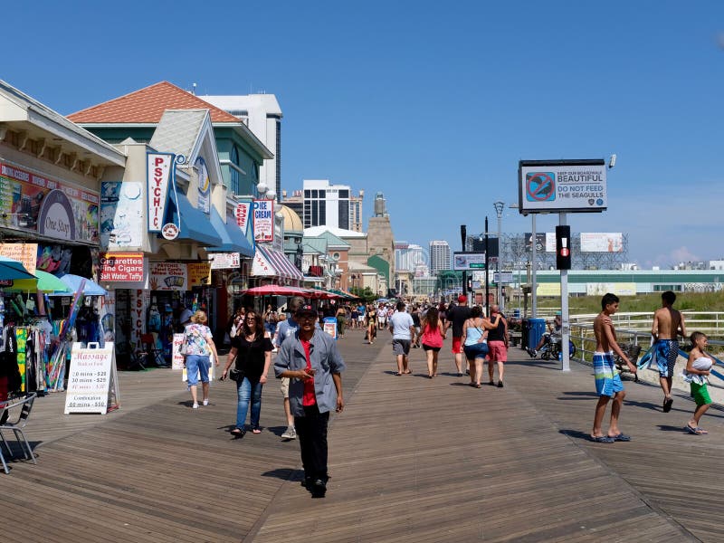 Ruchliwie Atlantycki miasta Boardwalk Z Tłoczy się ludzie