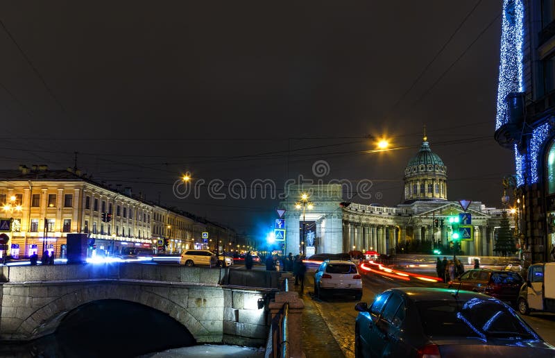 Ruchliwie Nevsky perspektywa z starymi domami i Kazan katedrą, nocy St Petersburg, Rosja fotografia stock Ruchliwie Nevsky perspektywa z starymi domami i Kazan katedrą, nocy St Petersburg, Rosja fotografia stock