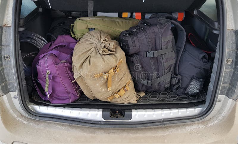 Rucksäcke Und Taschen Im Kofferraum Des Autos Stockfoto - Bild von