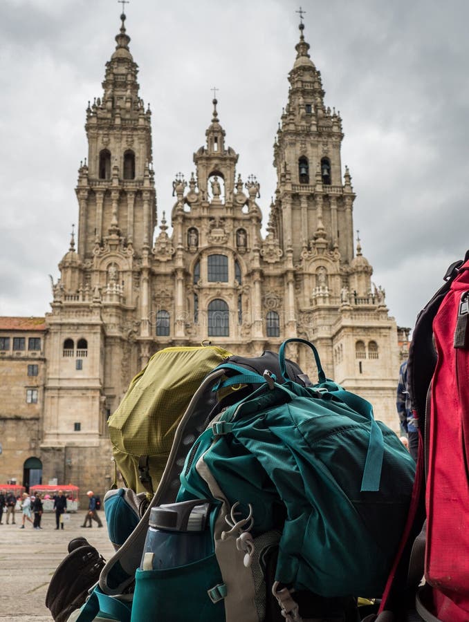 Rucksack des Pilgers mit Santiago de Compostela Cathedral im Obradoiro-Quadrat in Santiago de Compostela
