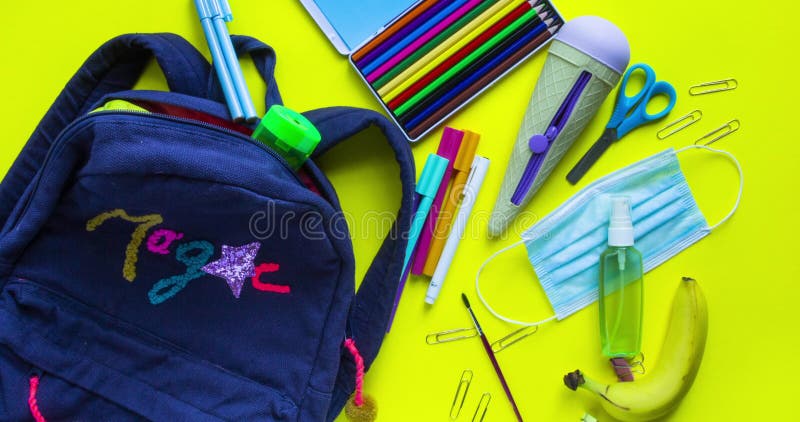 Rucksack mit Schulbedarf und sanitiser und medizinische Bewegungsanimation Schutzmaske stoppen. zurück zur Schule nach Quarantäneb stock footage