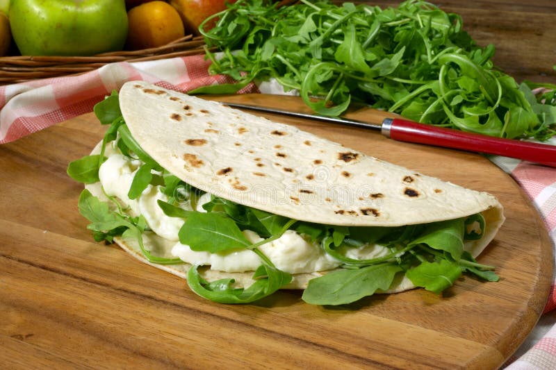 Rucola Do Stracchino E De Piadina Foto de Stock Imagem de macio
